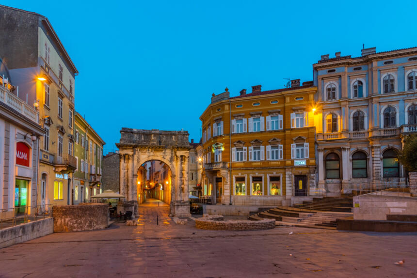 Pula-Sunrise-view-of-Arch-of-the-Sergii