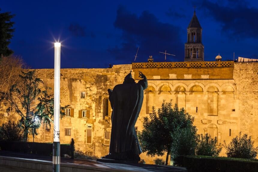 statue-of-Grgur-of-Nin-at-night