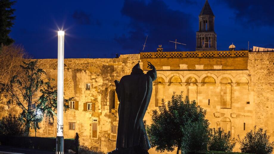 Split at night statue of Grgur of Nin