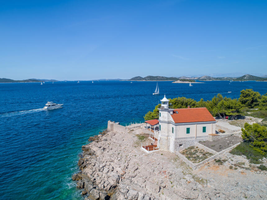 murter-prisnjak-lighthouse