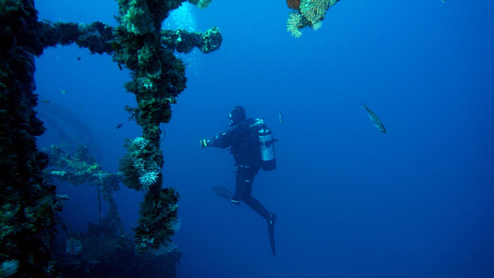 diver-diving-around-the-island-of-vis