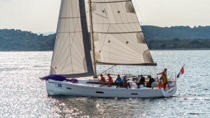 X-43-X-Yachts-sailing-with-full-crew-in-sunny-weather