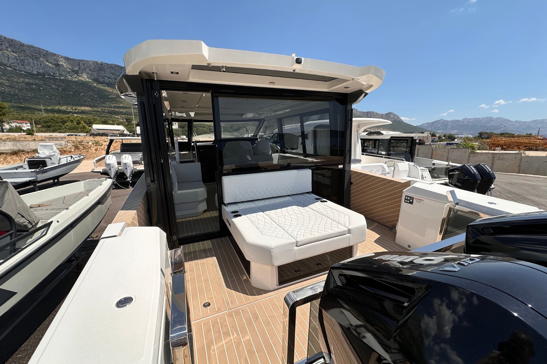 saxdor-400-gtc-cockpit-with-stern-bench
